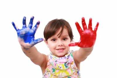 Niña con las manos pintadas