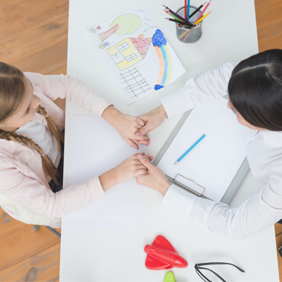 Niña en la consulta del psicólogo