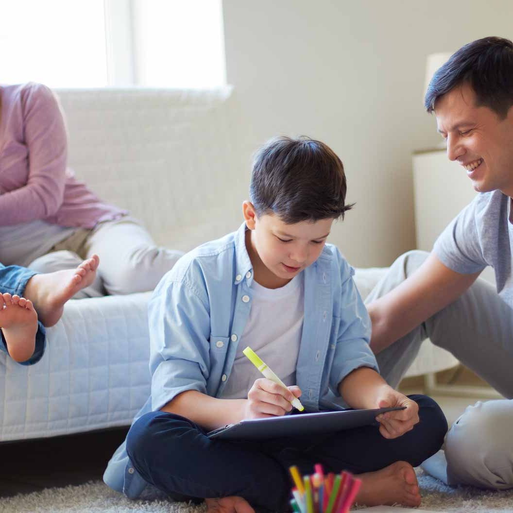 Padres ayudando a sus hijos con los deberes